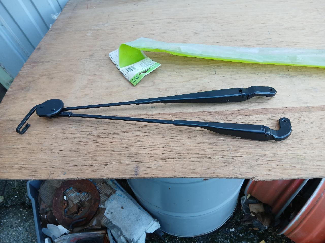 Bras essuie glace RENAULT Twingo LesAnciennes.com