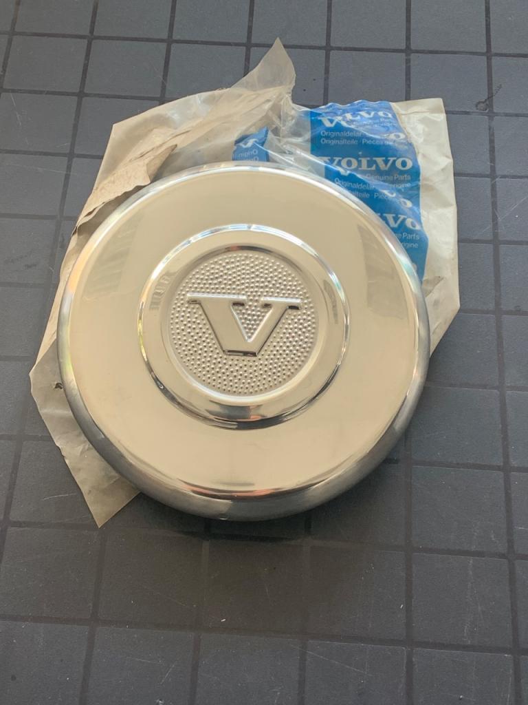 Enjoliveur VOLVO pièce d’origine LesAnciennes.com