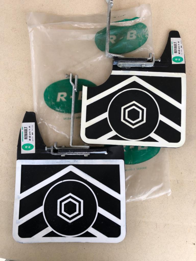 Jeu De Bavettes Avant Avec Catadioptres Pour Renault R19 II - Pièce Neuve Ancien Stock R-B