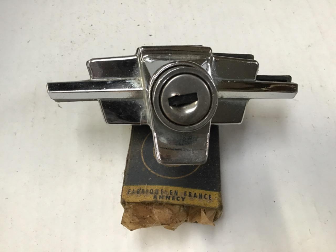 POIGNÉE DE COFFRE SIMCA 1000 LesAnciennes.com