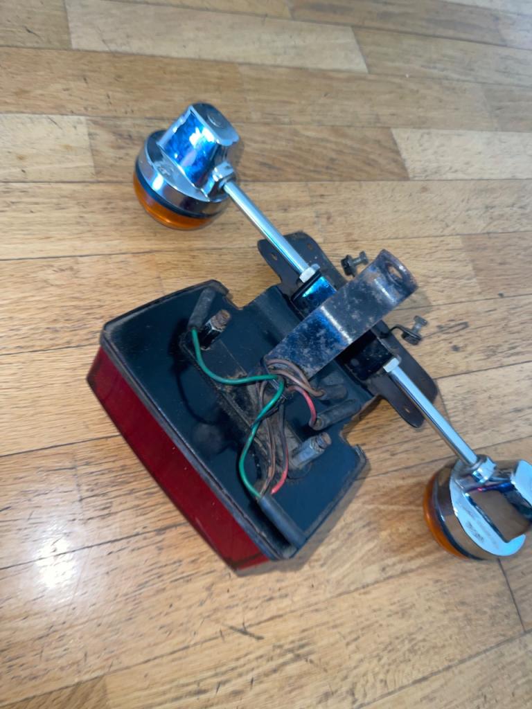 Feu arrière NORTON Commando 850 LesAnciennes.com