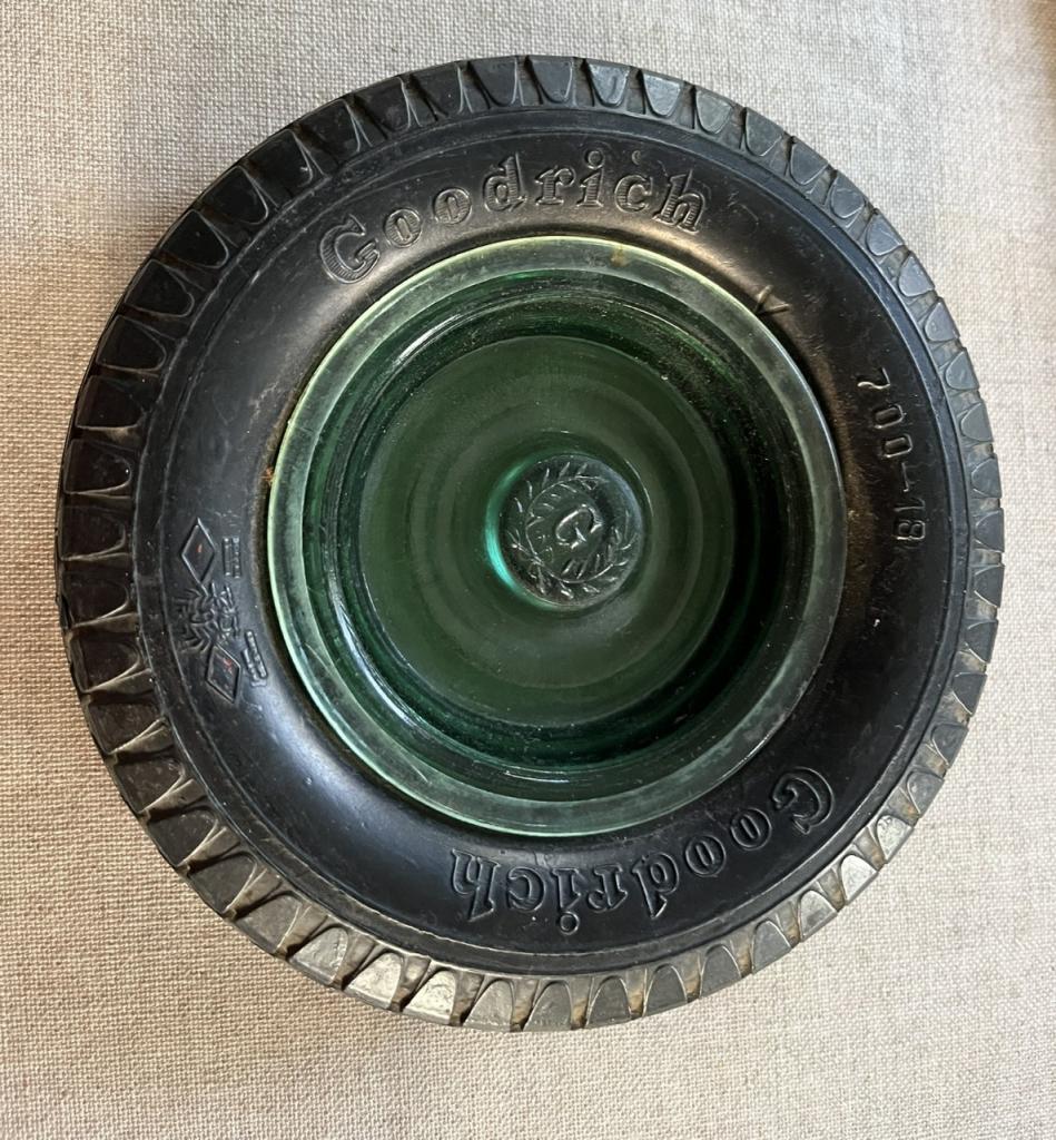 Cendrier publicitaire en forme de roue LesAnciennes.com