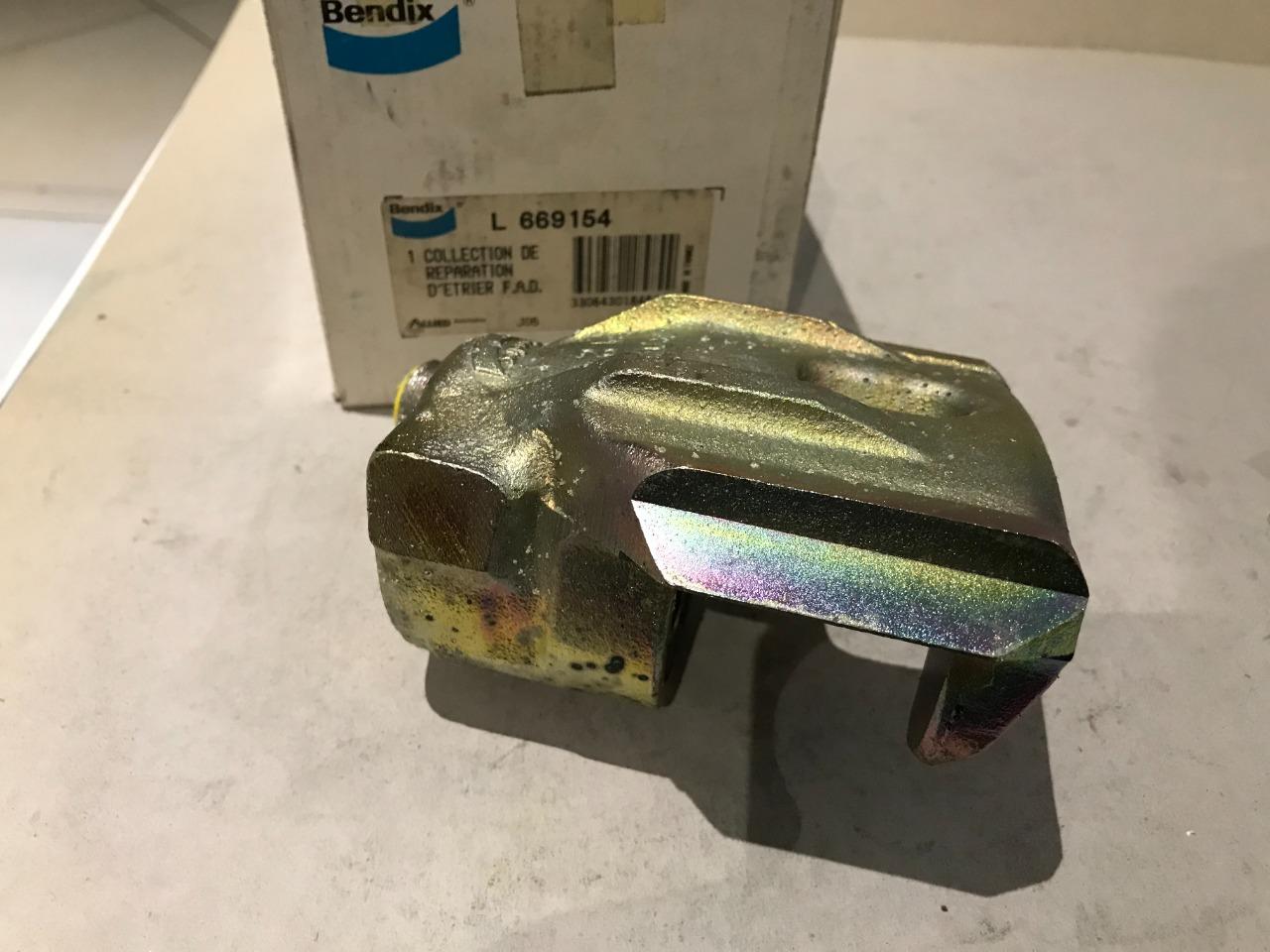 Etrier avant Droit RENAULT 18 (R18) LesAnciennes.com