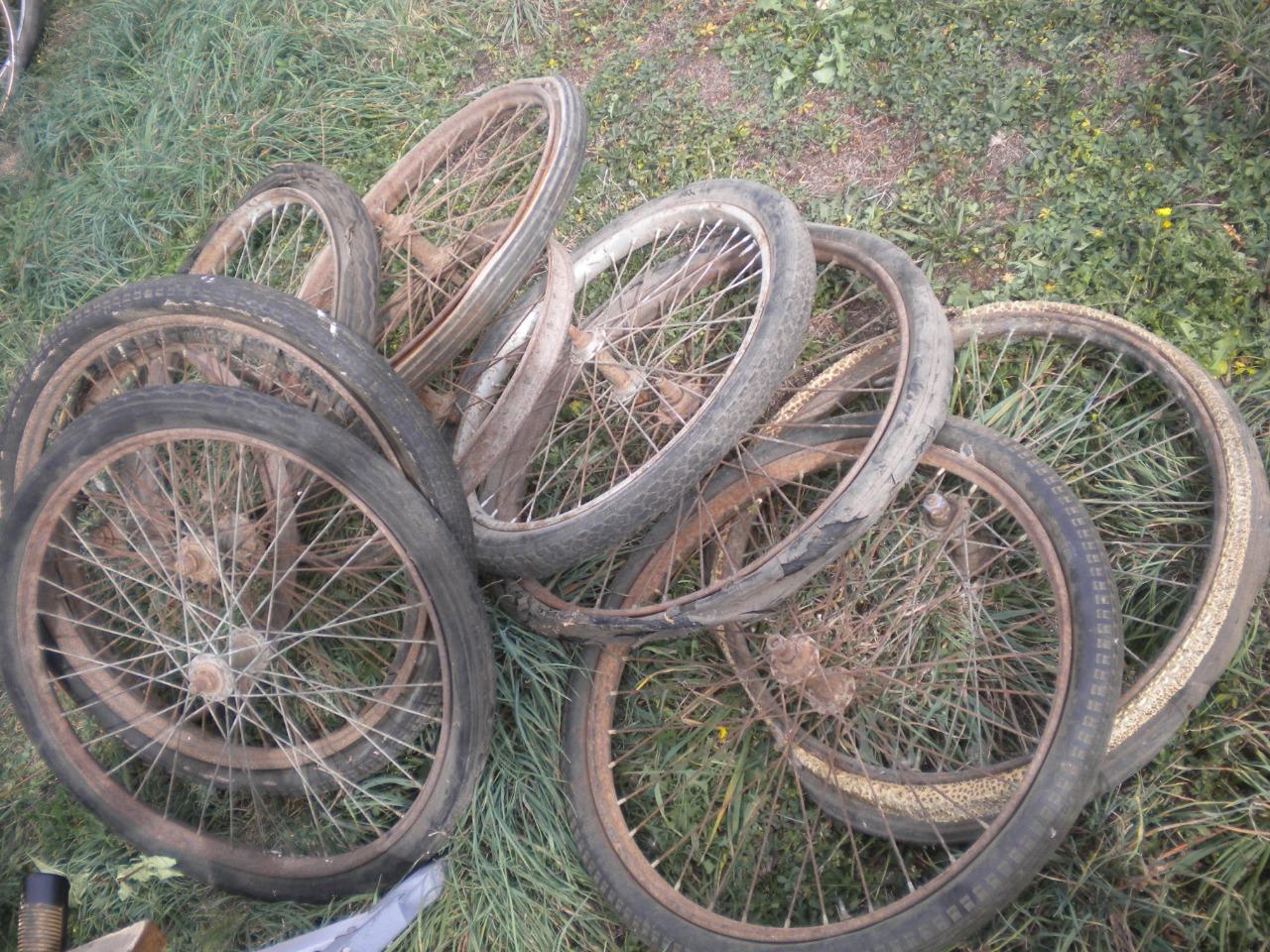 Pièces LOT DE 11 ROUES de remorque ancienne LesAnciennes.com