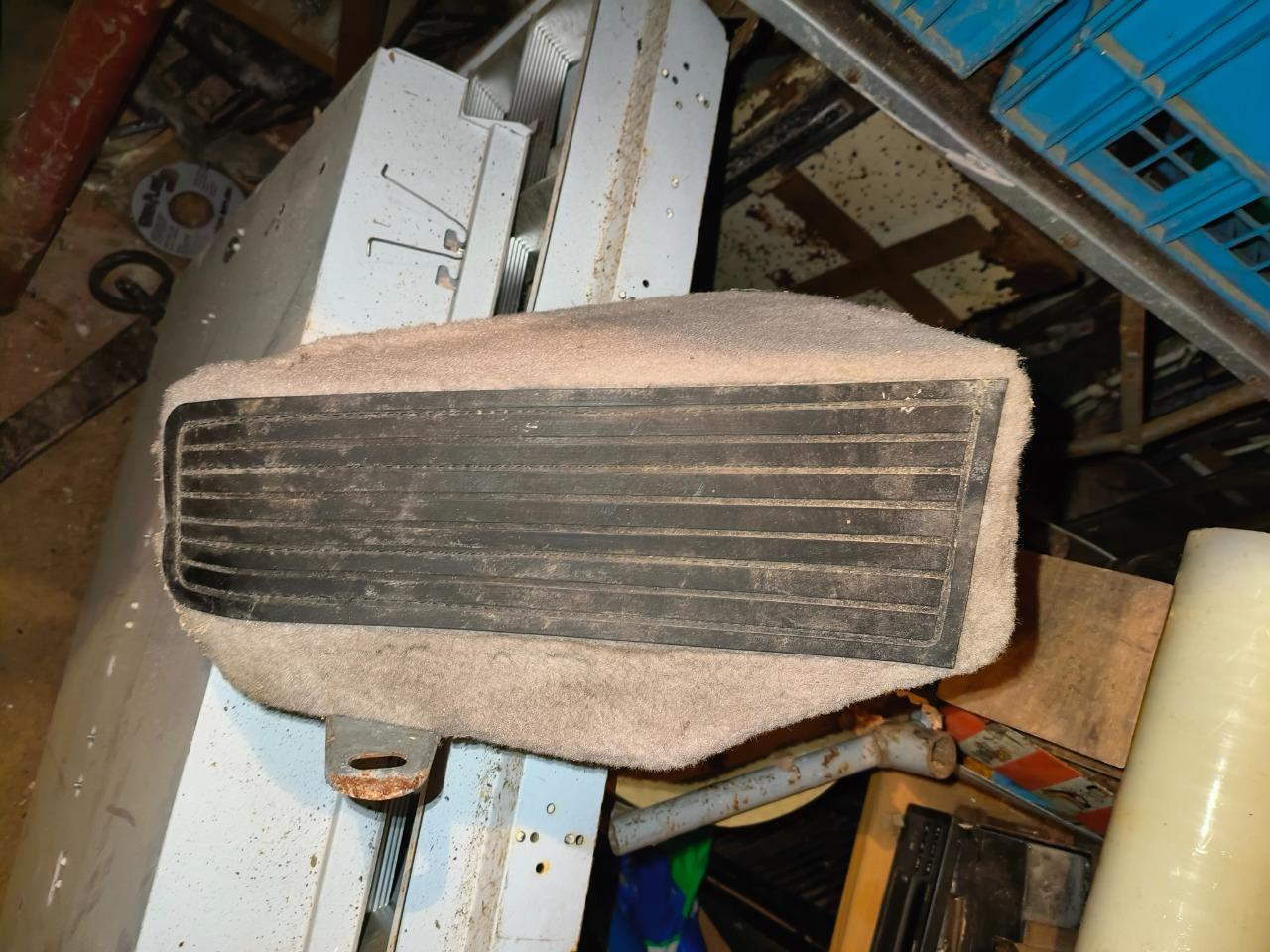 Repose pied PORSCHE 928 S4 LesAnciennes.com