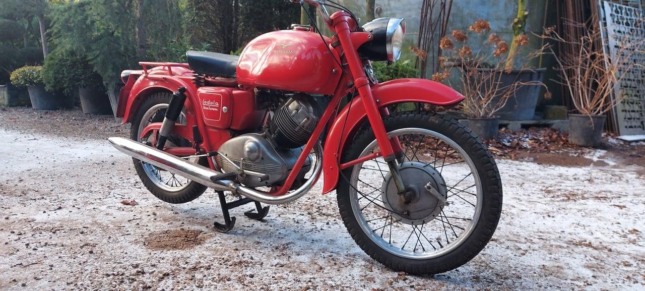 1960 Moto Guzzi Lodola Gran Turismo LesAnciennes.com