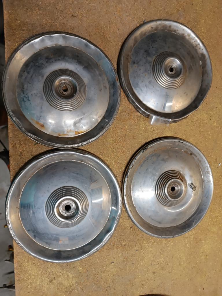 4 Enjoliveurs Peugeot 204 LesAnciennes.com