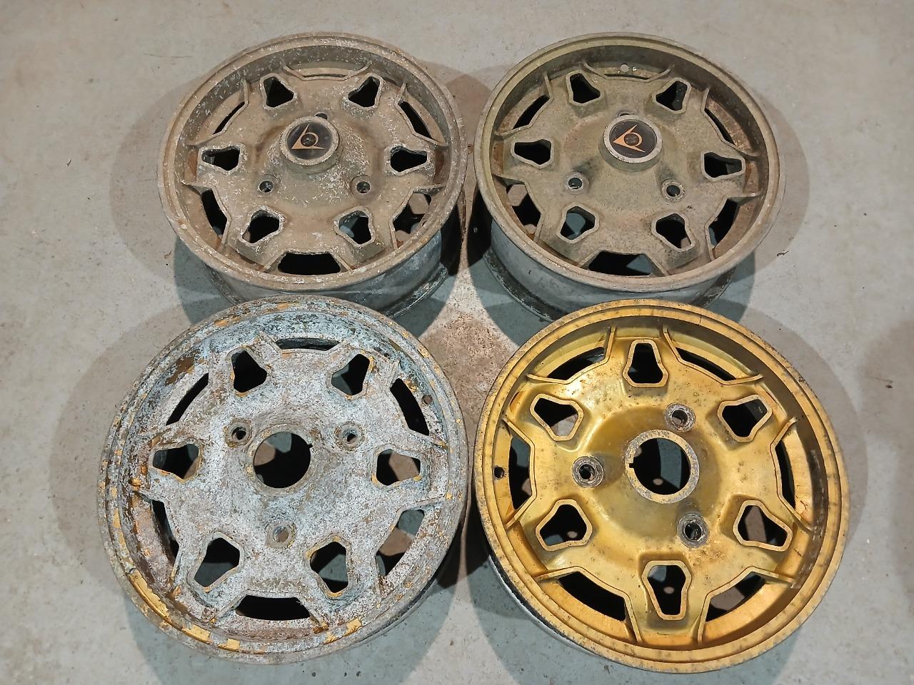 Jantes alu accessoires RENAULT 4 (R4) R5 R6 RODEO LesAnciennes.com