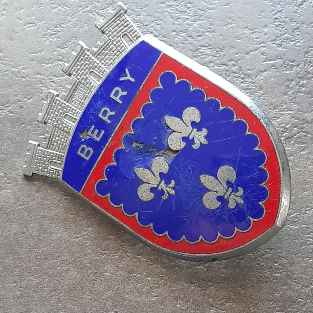 Ecusson de calandre region berry LesAnciennes.com