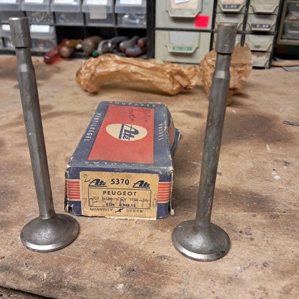 2 soupapes PEUGEOT 203 7cv 55/66 LesAnciennes.com