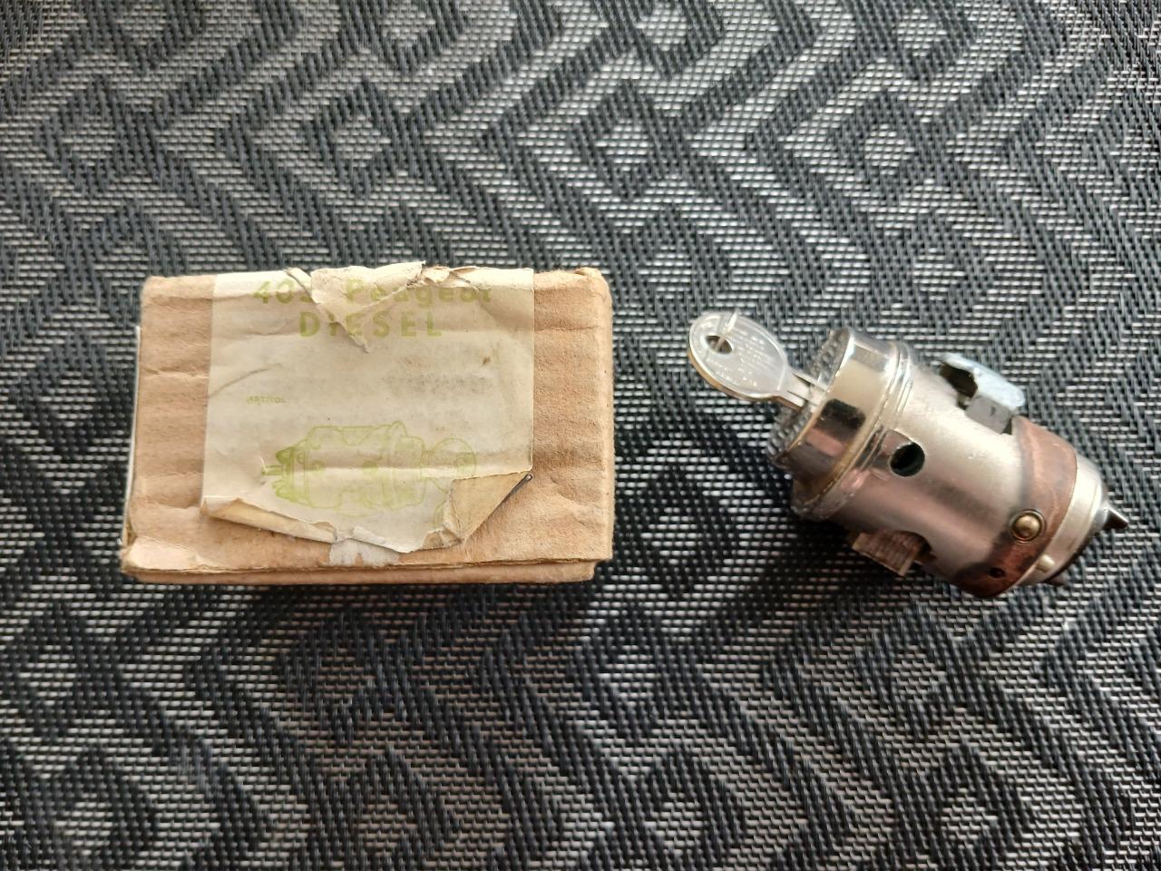 Neiman PEUGEOT 403 diesel LesAnciennes.com