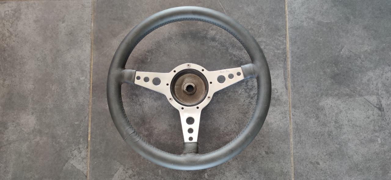 Volant MOTOLITA en cuir MG MGB LesAnciennes.com