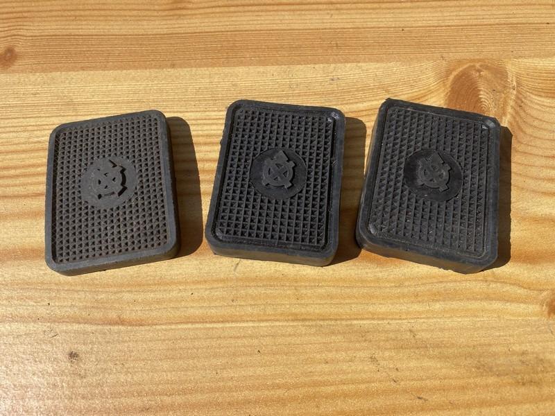 Caoutchoucs de pedale HOTCHKISS LesAnciennes.com