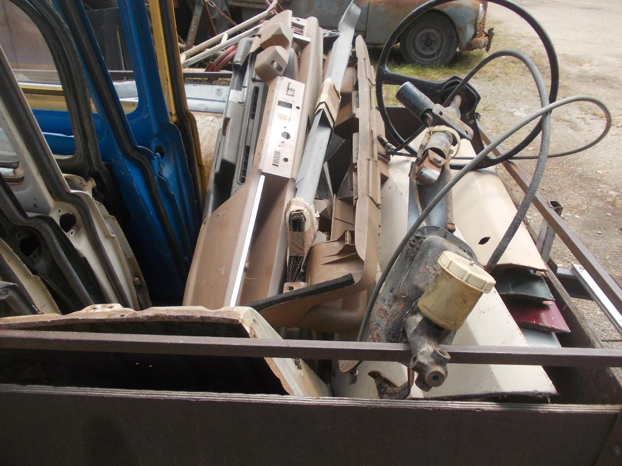 Lot de pièces RENAULT 4 (R4) 1er et 2èm modèle LesAnciennes.com