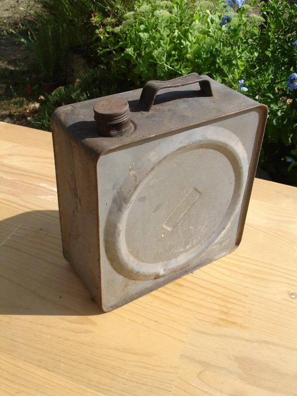 Bidon huile ou carburant ancien vintage vide LesAnciennes.com
