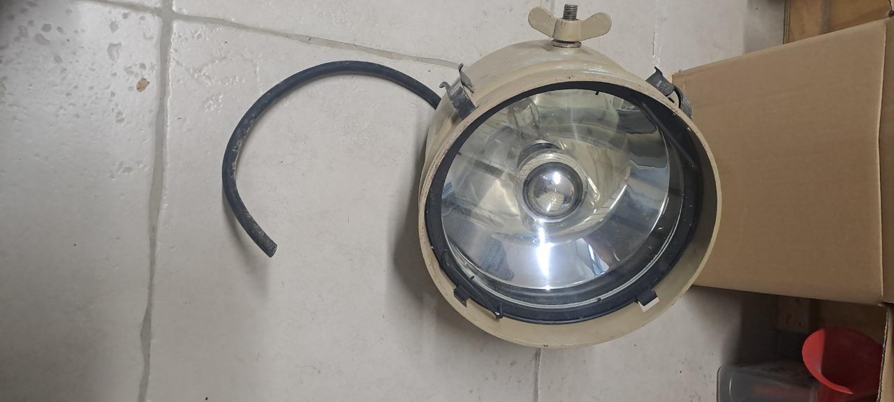 Projecteur PL20N véhicule militaire LesAnciennes.com