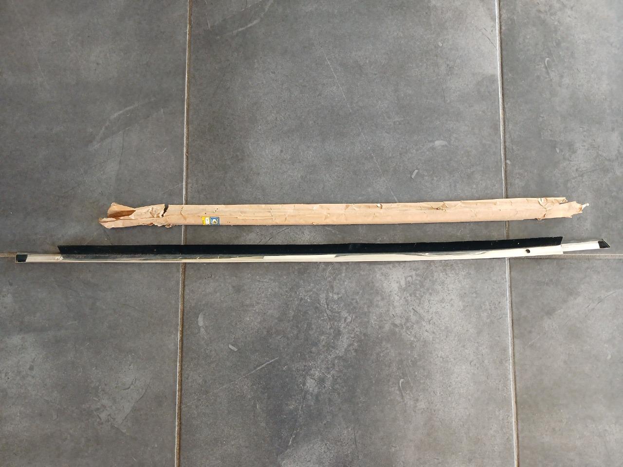 Lèche vitre avant gauche PEUGEOT 504 berline break LesAnciennes.com