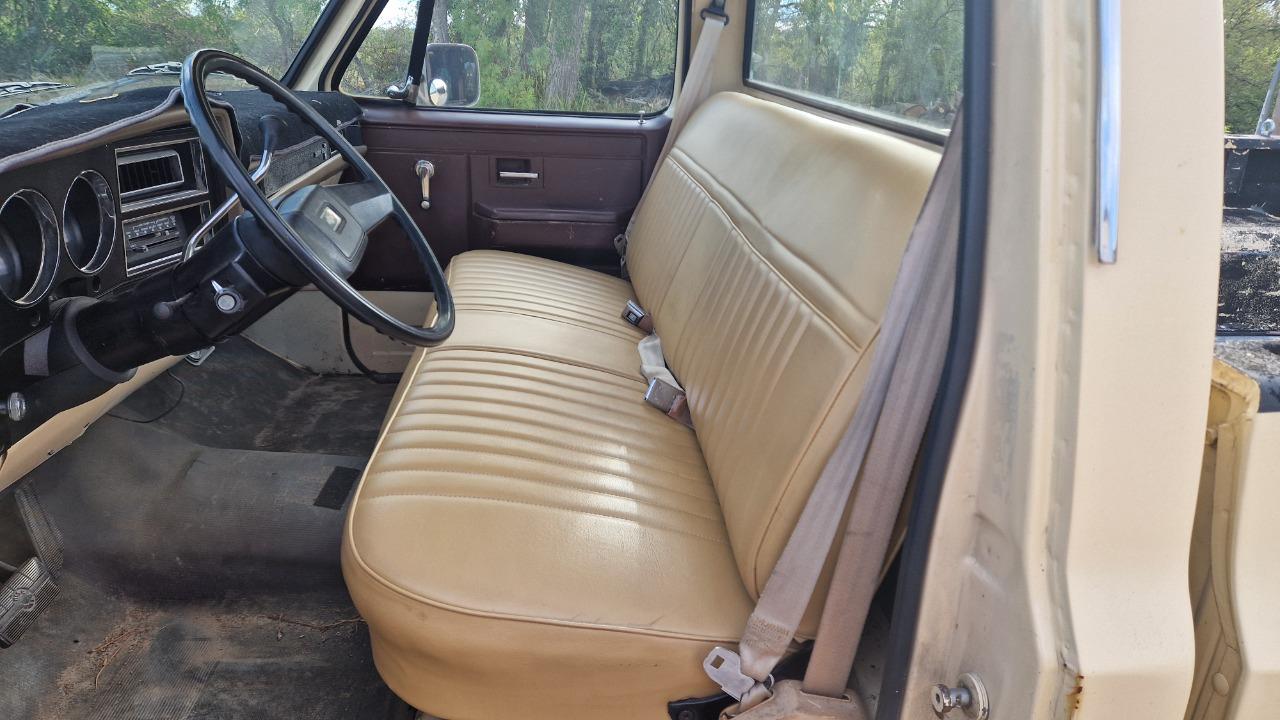 CHEVROLET De Luxe C20 Custom Deluxe v8 - 1985 LesAnciennes.com