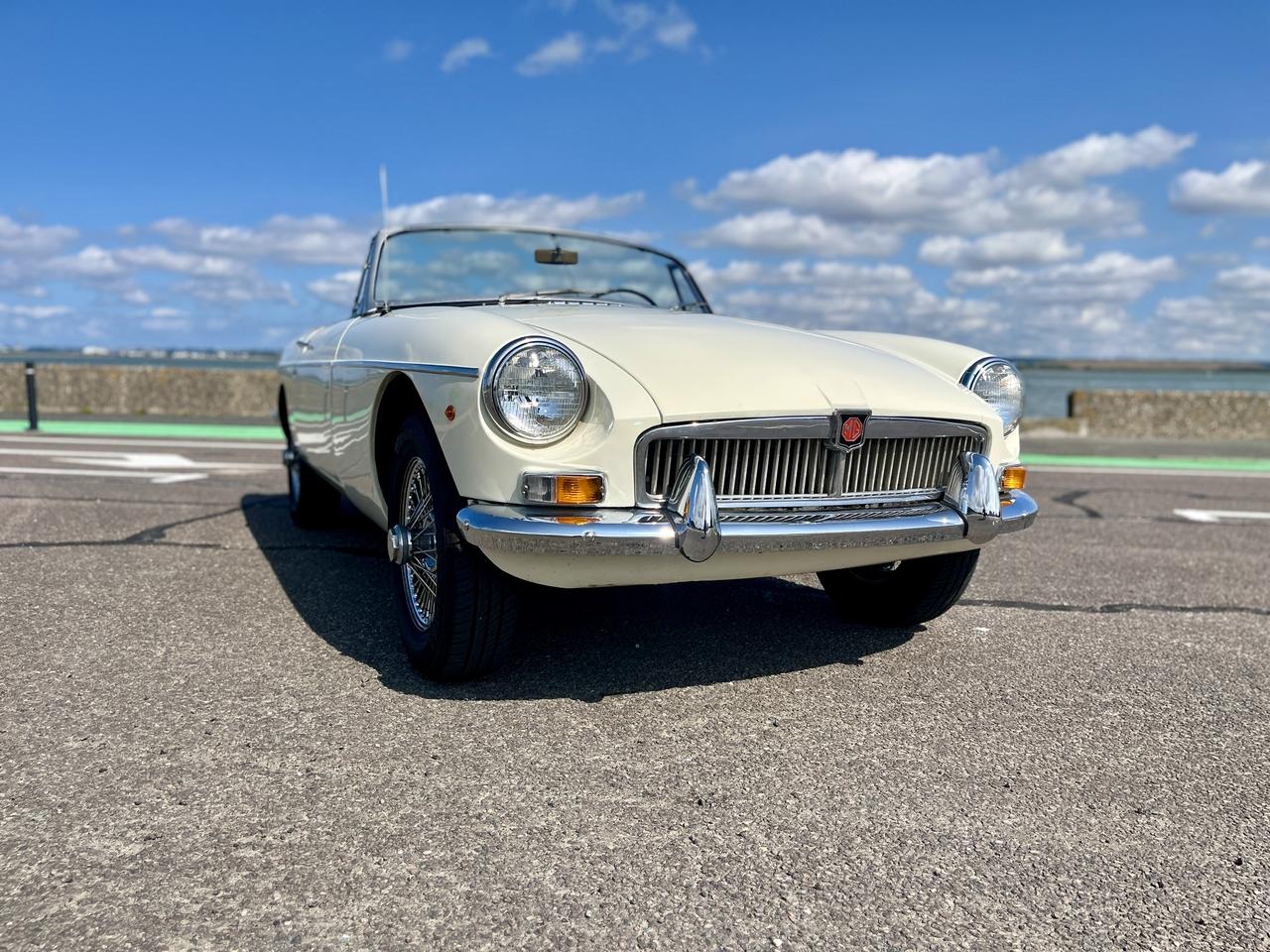 1967 MGB Roadster LesAnciennes.com