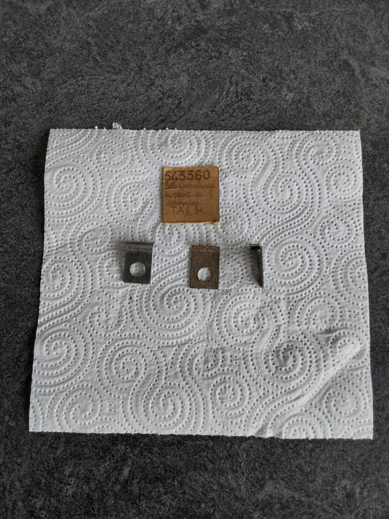 Pattes d'accroche CITROEN Traction LesAnciennes.com