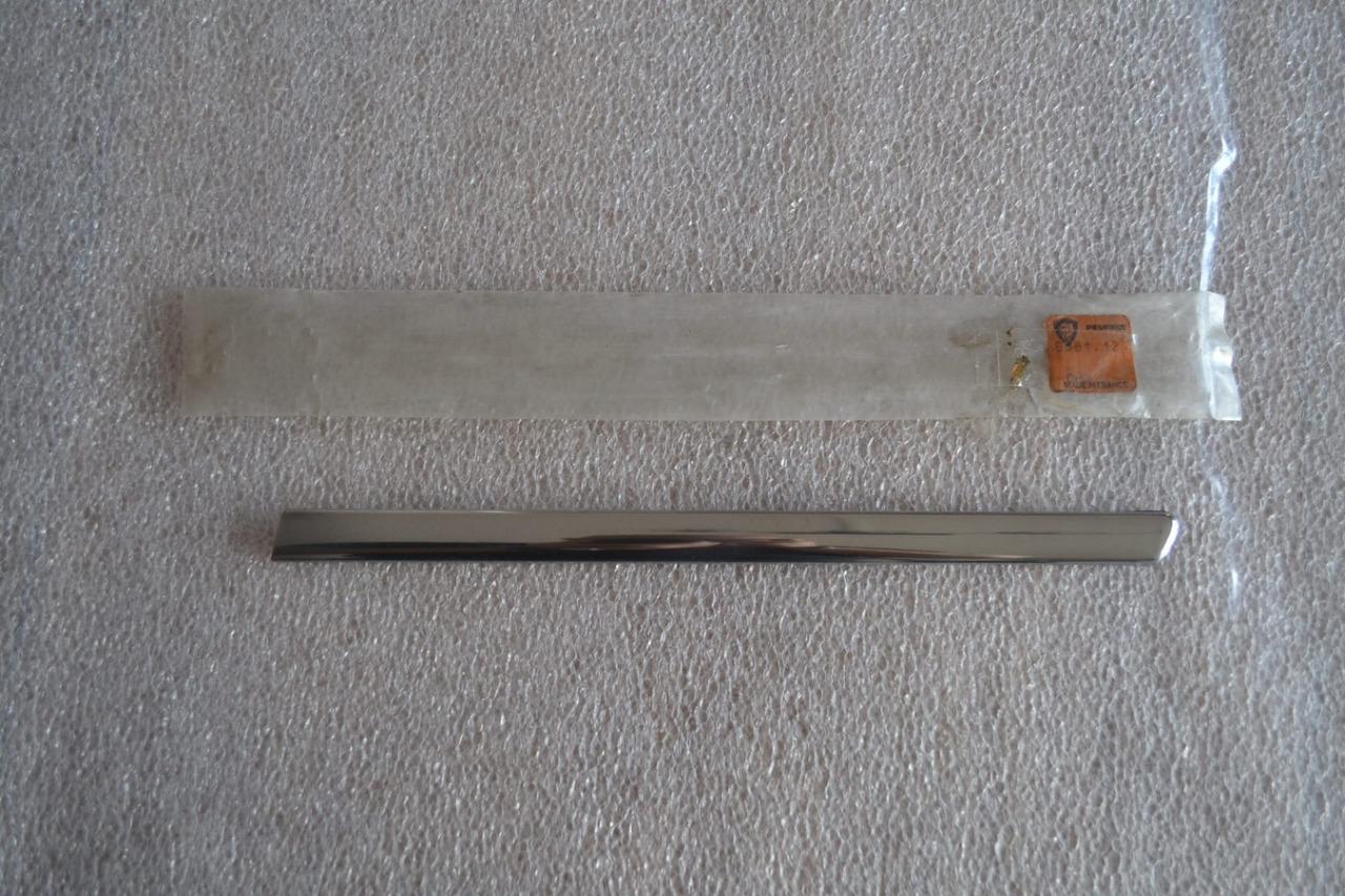 Enjoliveur custode AR DT PEUGEOT 304 LesAnciennes.com