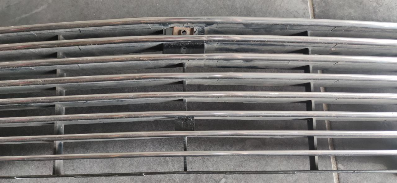 Calandre PEUGEOT 504 série 1 pour pièces LesAnciennes.com
