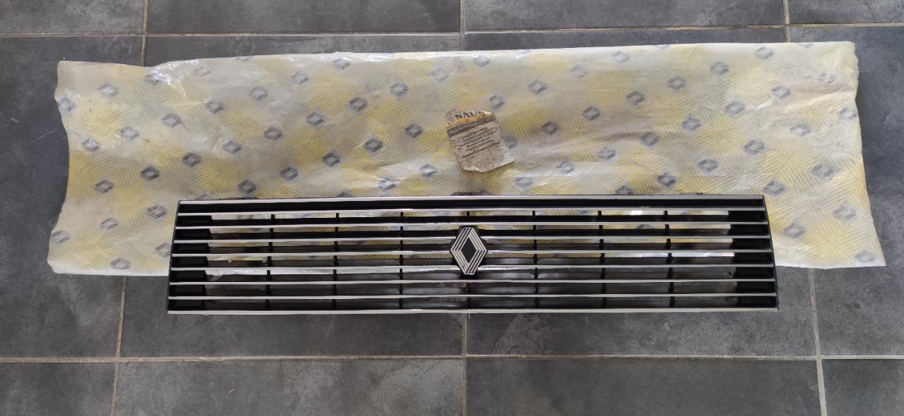 Calandre chromée RENAULT 9 (R9) série 1 LesAnciennes.com