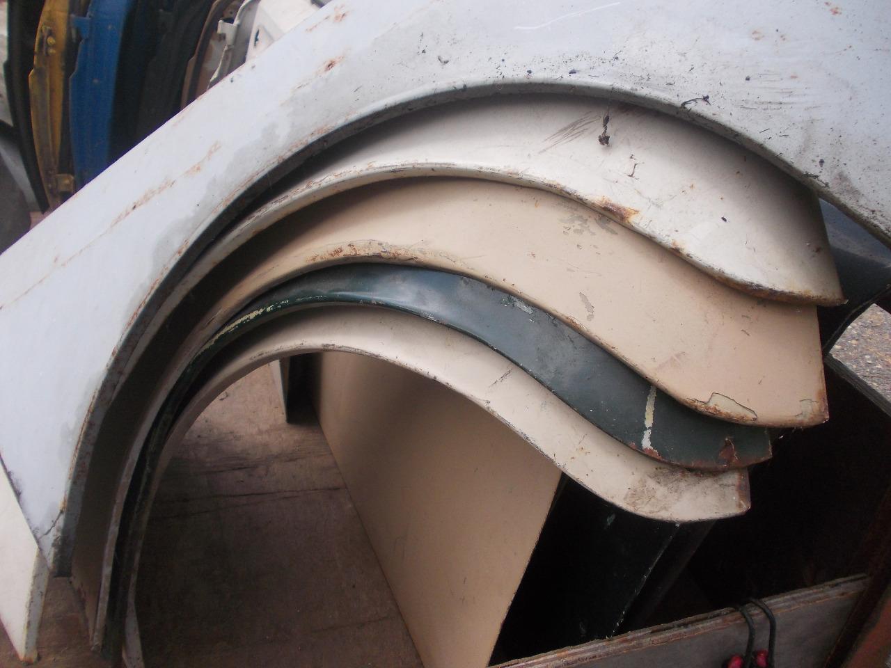 Lot de pièces RENAULT 4 (R4) 1er et 2èm modèle LesAnciennes.com