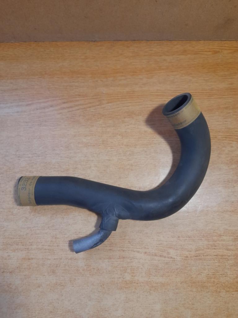 Durite inférieure de radiateur Renault 2.5T 3232 LesAnciennes.com