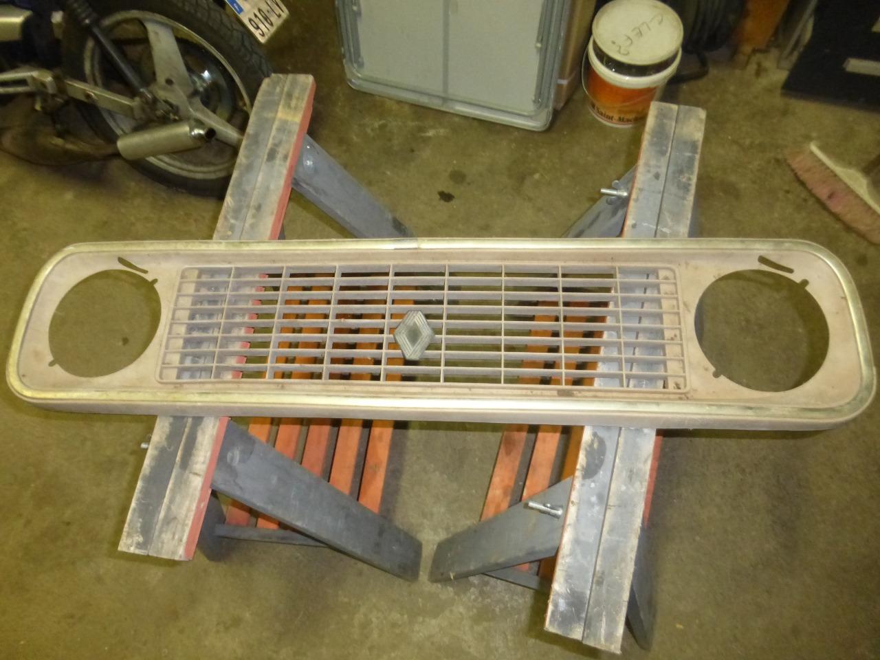 Calandre RENAULT 4 (R4) beige LesAnciennes.com