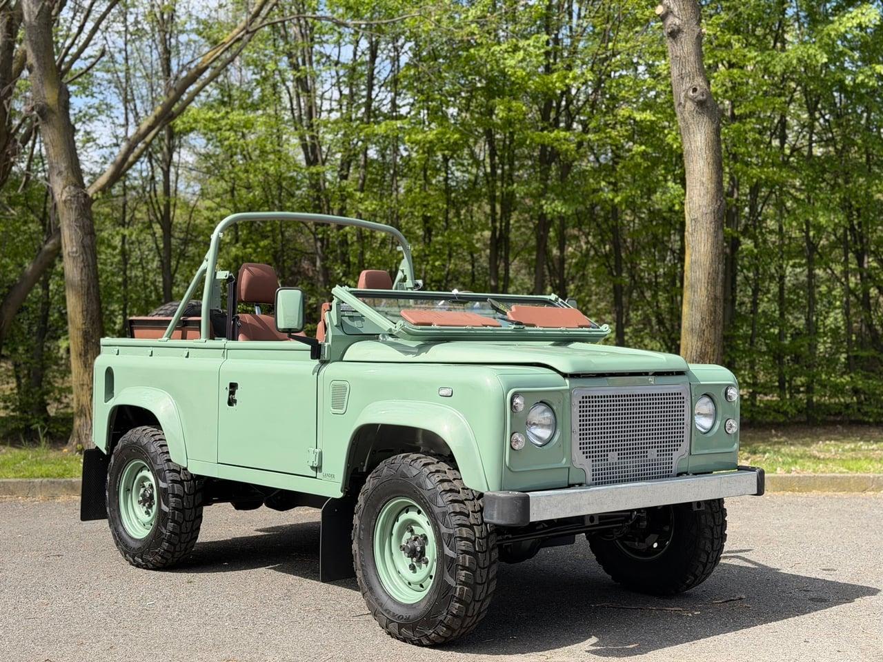 1999 Land Rover Defender 90 2.5L TDI Manual LesAnciennes.com