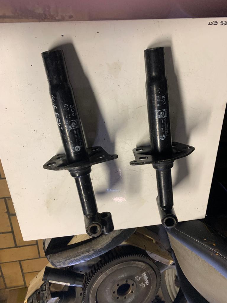 2 butoir pare-choc AV BMW E 39 LesAnciennes.com