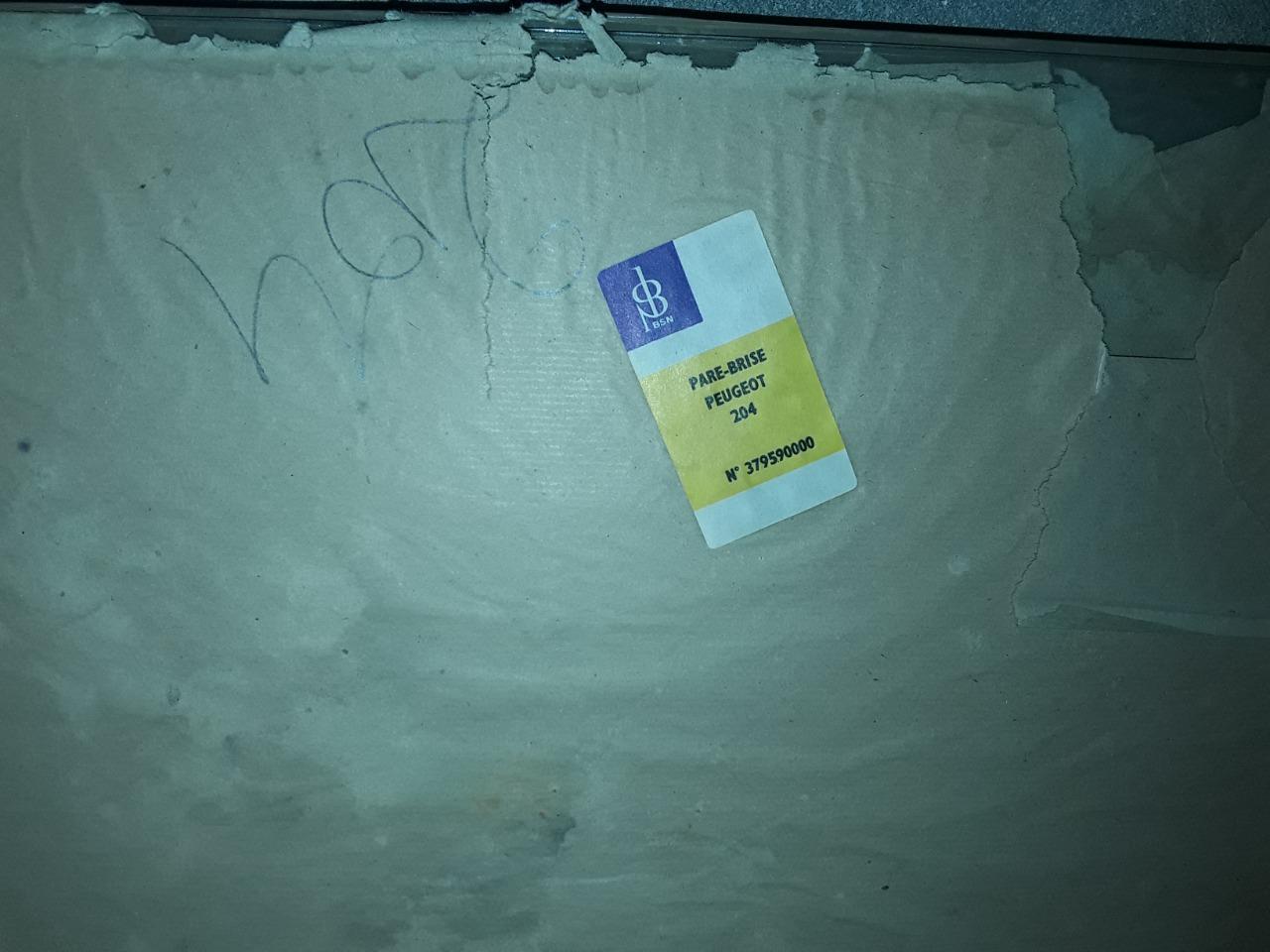 Pare brise PEUGEOT 204 LesAnciennes.com