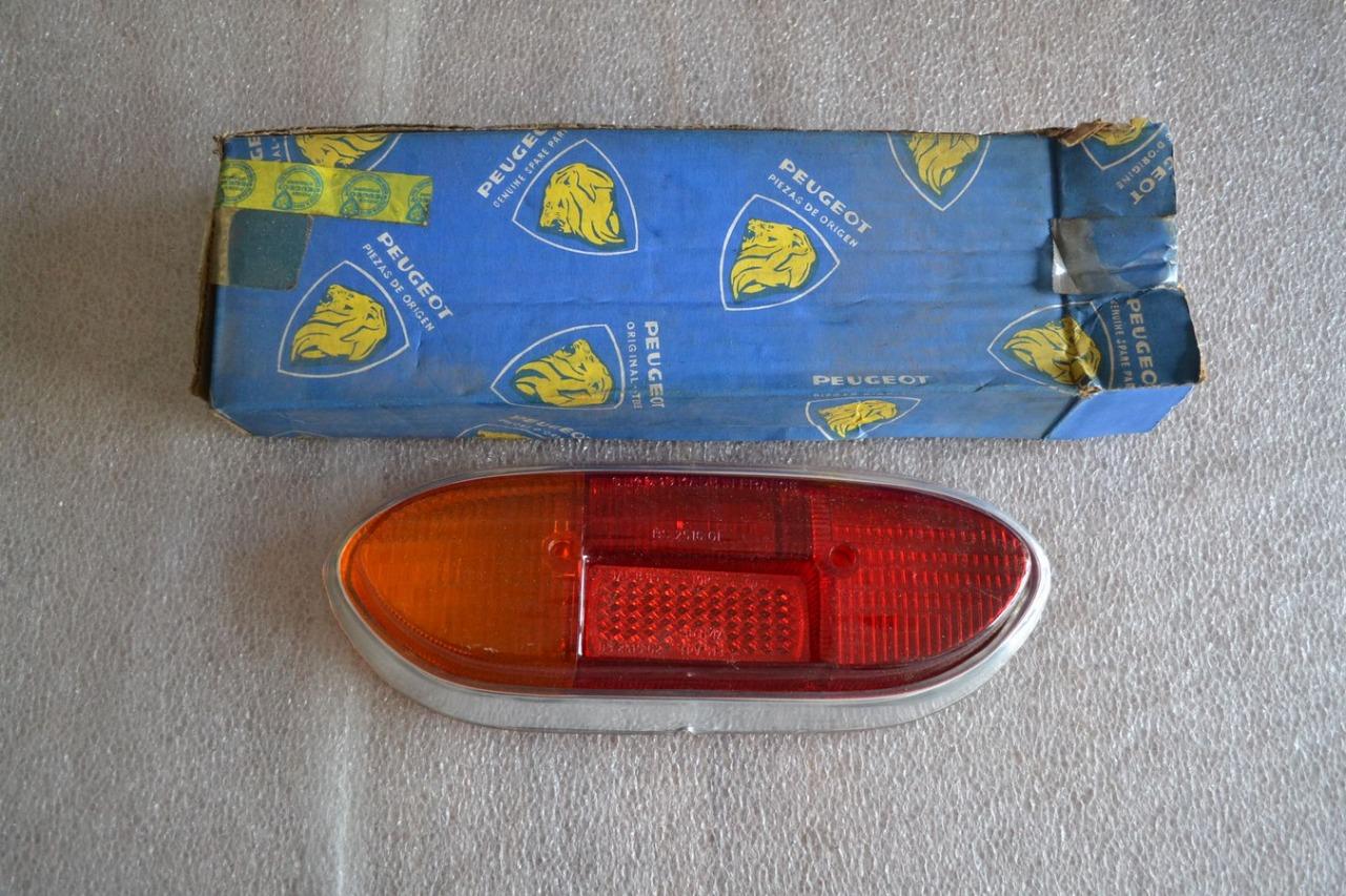 Cabochon feu AR G PEUGEOT 204 Berline LesAnciennes.com