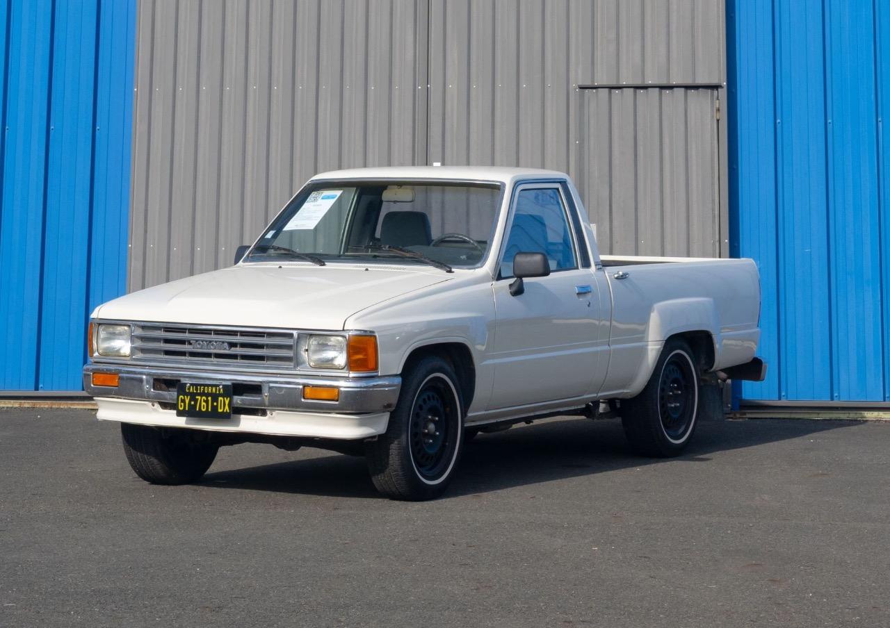 TOYOTA Hilux Pick-up - 1988 LesAnciennes.com