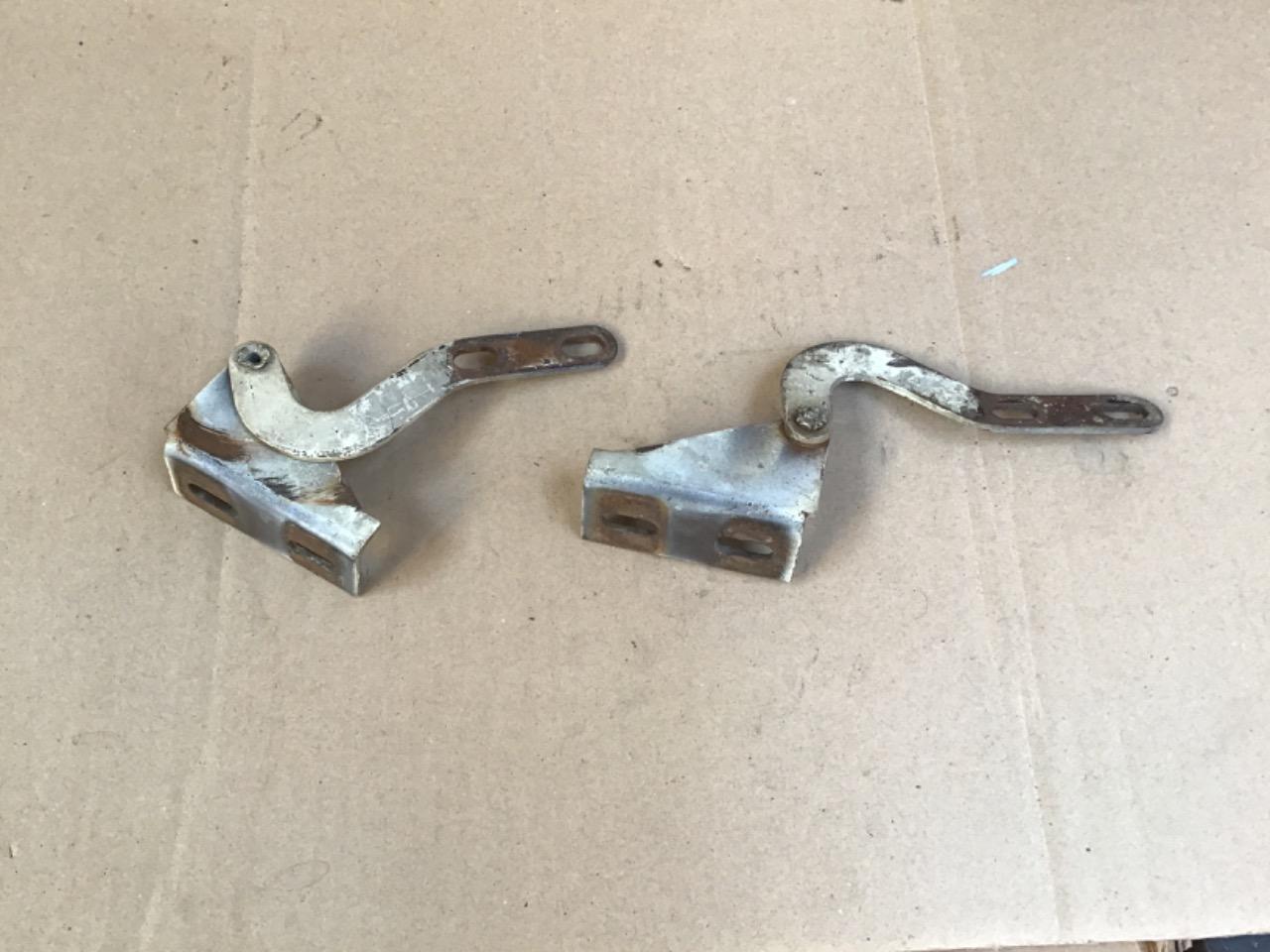 CHARNIÈRES DE CAPOT PEUGEOT 204 LesAnciennes.com