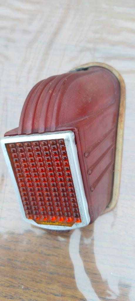 CABOCHON GAUCHE FEU ARRIERE RENAULT 4CV LesAnciennes.com