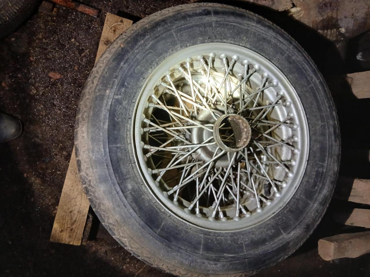 4 Roues a rayons tres bon pneus LesAnciennes.com