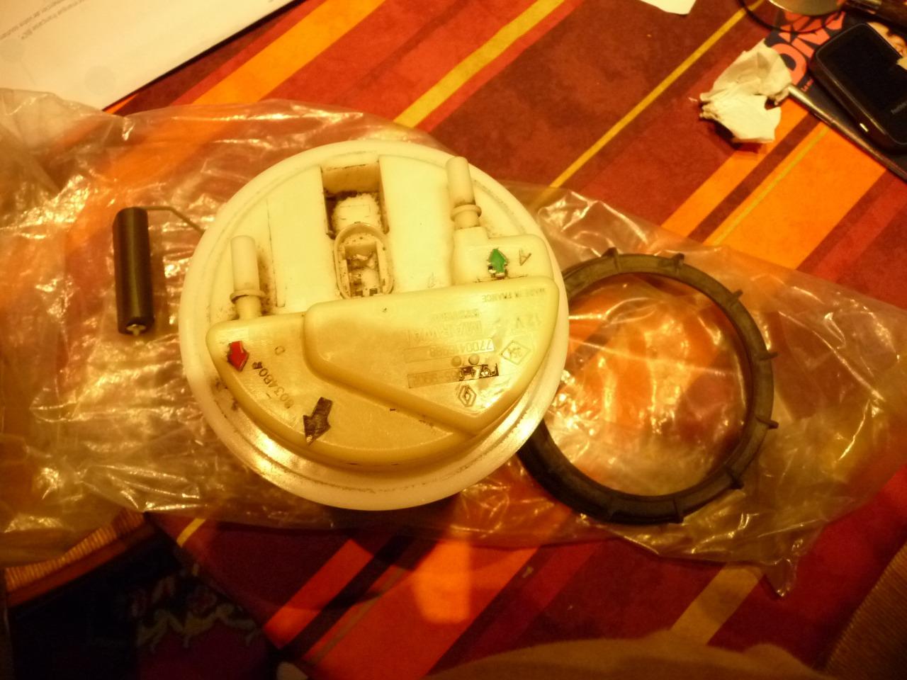 Pièces RENAULT Clio 2 POMPE IMMERGER RESERVOIR LesAnciennes.com