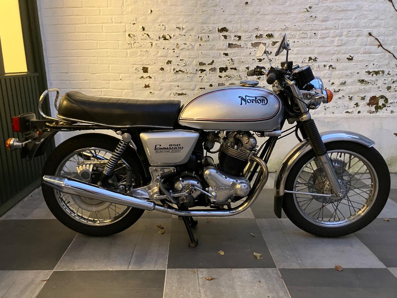 NORTON Commando 850 - 1977 LesAnciennes.com
