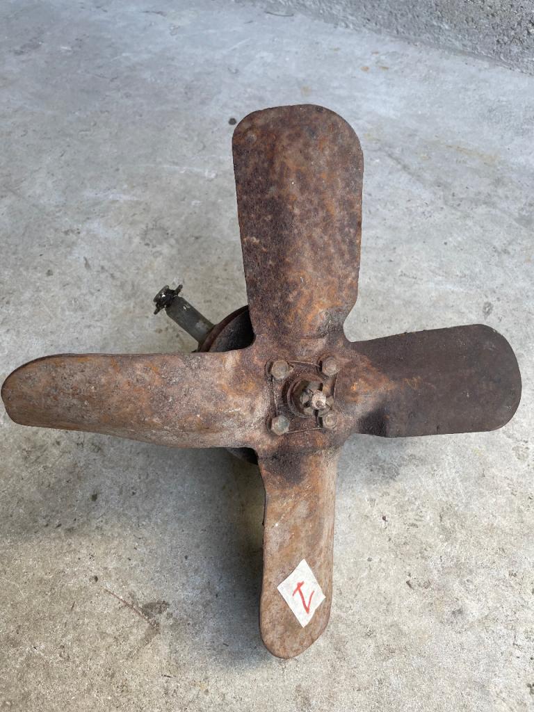 Pompe à eau POMPE A EAU INCONNUE LesAnciennes.com