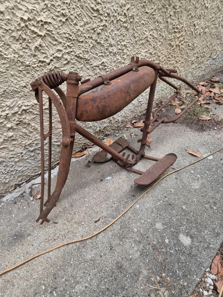 Lot de pièces MOTOBECANE MB1 175cm3 LesAnciennes.com