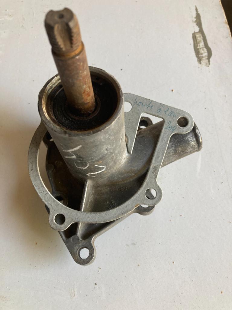 Pompe à eau PEUGEOT 204 LesAnciennes.com