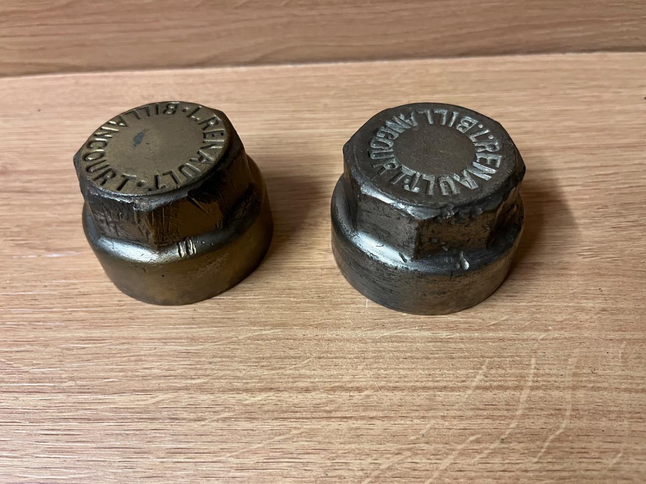 Bouchons de moyeux avant pour RENAULT AX ou EK. LesAnciennes.com
