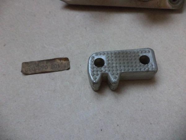 Serrure porte et gache citroen U23 neuves LesAnciennes.com