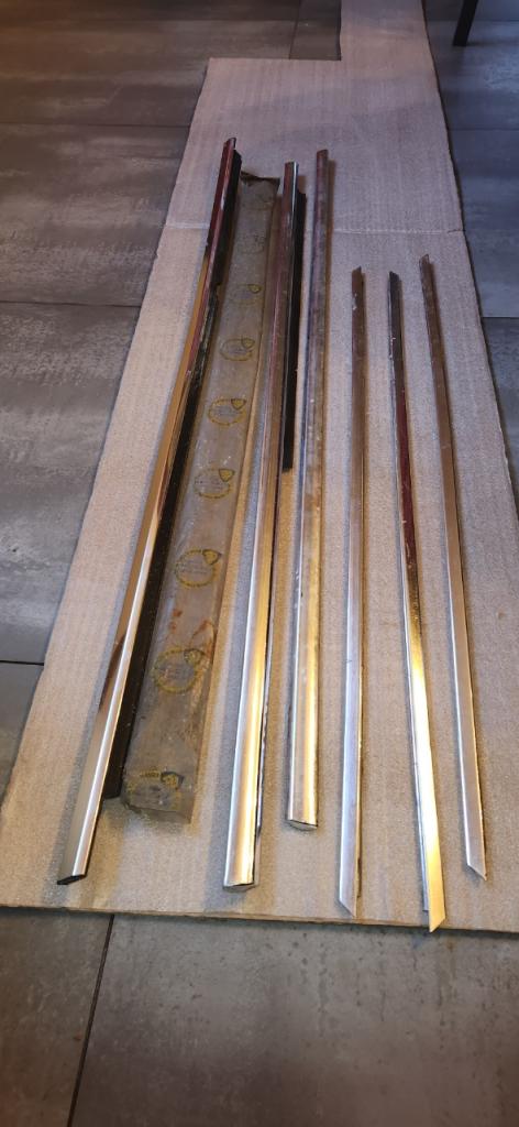 PEUGEOT 504 lèches vitres baguettes aluminium LesAnciennes.com