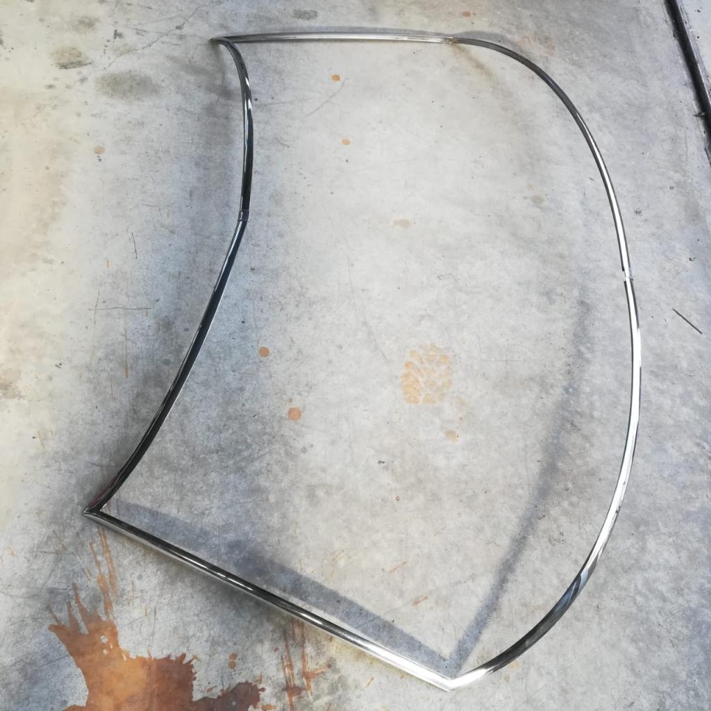 Moulure chrome de pare-brise pour Maserati Indy LesAnciennes.com
