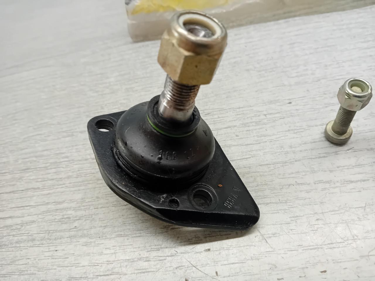 7701463686 ROTULE SUSPENSION GAUCHE R4 R5 R6 RODEO LesAnciennes.com