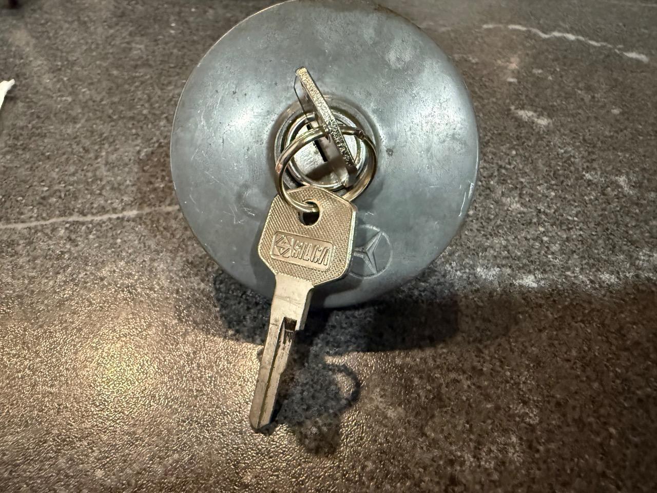 Bouchon de Réservoir MERCEDES 190 SL d’origine RAR LesAnciennes.com