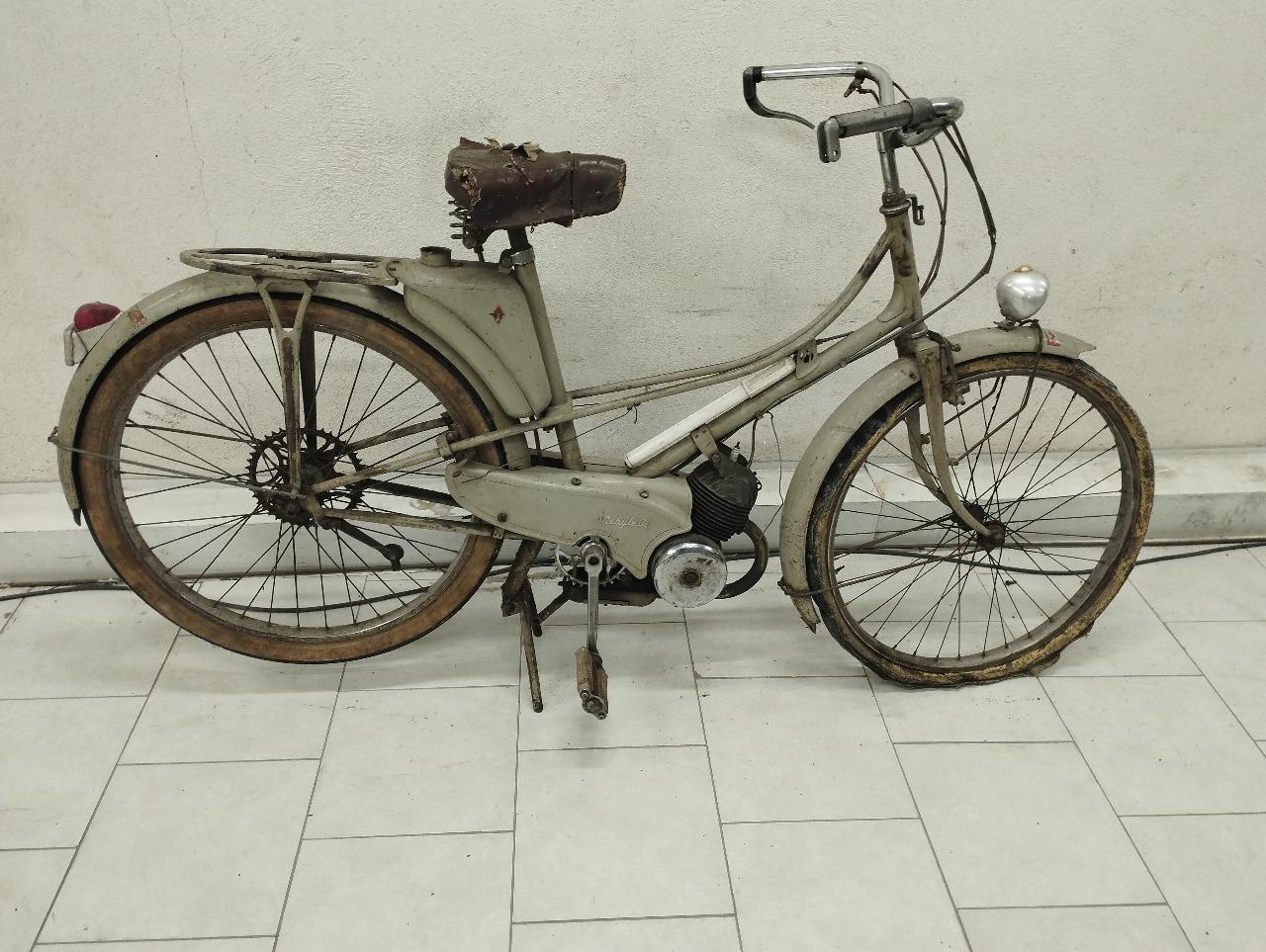 MOTOBECANE AV 3 - 1950 LesAnciennes.com